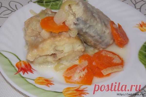 Минтай тушеный с овощами в молоке