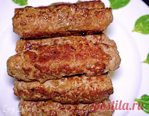 Домашние колбаски из фарша . Ингредиенты: мясной фарш, сахар, соевый соус