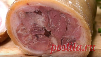 Делайте сразу 2 порции. Супер Вкуснятина за копейки! Ветчина из свиной рульки. Несложно, недорого и недефицитно.  Сохраняет аппетитный розовый цвет, готовится просто, а вкус потрясающий. 
****************************
Рецепт:
Свиная рулька – 1шт. (у меня 900гр, вес без косточки 600гр)
Соль – 12гр. (или 6гр нитритной соли и 6гр поваренной соли)
Черный перец – 1 гр.
Чеснок сушеный – 0,5гр.