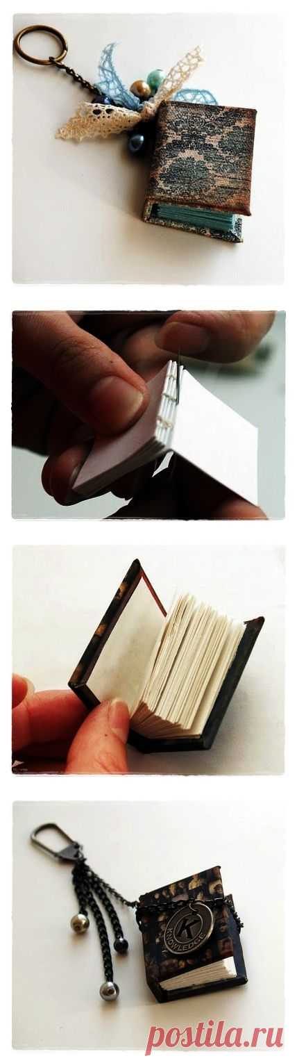 Скрапбукинг: делаем брелок-книжечку