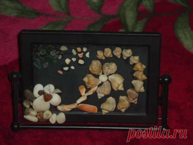 Обратная сторона подставки декорированная морскими камушками и ракушками