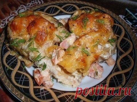 Вкусненькая рыбка по-гречески

Ингредиенты:
700 г. рыбного филе
3 помидора
300 г. тертого сыра
2 зубчика чеснока
250 г. майонеза
сок половины лимона
измельченная зелень (зеленый лук, укроп, петрушка, базилик)

Приготовление:
1. Рыбное филе разделить на порционные куски и сбрызнуть лимонным соком.
Филе по желанию предварительно натереть солью.
2. Майонез смешать с зеленью, мелко нарезанными помидорами, измельченным чесноком
и 150 г. тертого сыра.
3. Обмазать рыбу полученной...