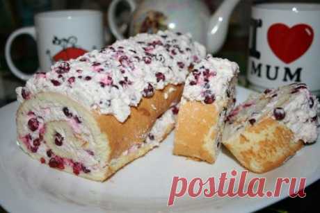 Моя кулинарная жизнь - Бисквитный рулет с клюквой и брусникой.