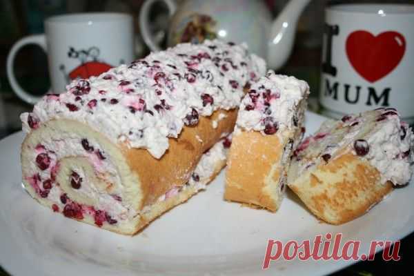 Моя кулинарная жизнь - Бисквитный рулет с клюквой и брусникой.