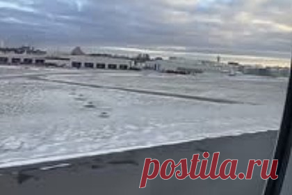 Пассажирский самолет ударился хвостом при посадке и попал на видео. Самолет Airbus A350 авиакомпании Air France ударился хвостом при посадке, ушел на второй круг и через 14 минут благополучно приземлился в точке назначения. Нештатная ситуация произошла 21 января на рейсе из Парижа в Торонто. Воздушное судно при ударе получило сильные повреждения фюзеляжа.