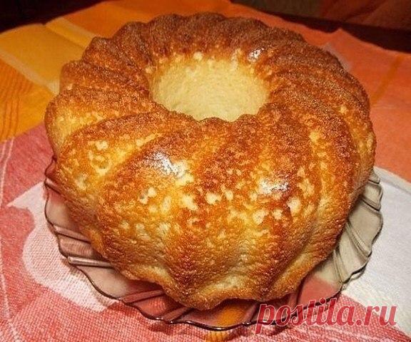 МАННИК 

1стакан сметаны(можно кефира) 
0,5ч ложки соды, 
3 яйца, 
1 ст сахара, 
1 ст манки. 

Все перемешиваю венчиком и выпекаю в хорошо разогретой духовке. Многие манку заливают заблаговременно, для набухания, я этого не делаю, она прекрасно набухнет в духовке. Приятного аппетита!!!