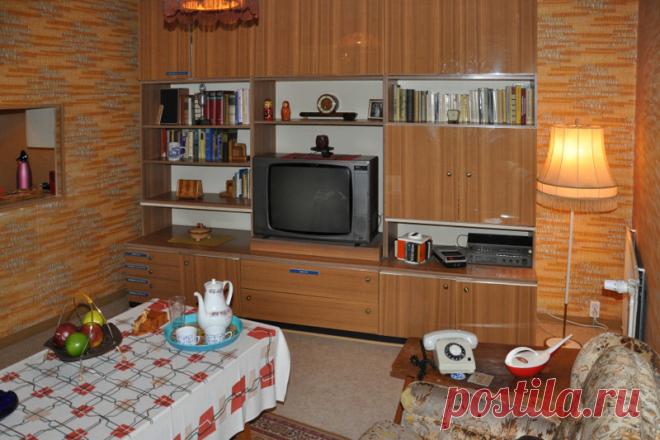 Социалистический  ГДР (30 фото) | Чёрт побери Фотки, большей частью, из DDR Museum Zeitreise, так же, что под руку попались, хоть с каким-то описанием, относительно того периода. Социализм во всей красе. Разве что кубатура и качество исполнения. Немного из истории.. про Советскую оккупацию (держите меня семеро) Восточной Германии Германская Демократическая Республика — первое социалистическое государство на территории Германии. Образовано 7 октября 1949 года. Граничило на ...