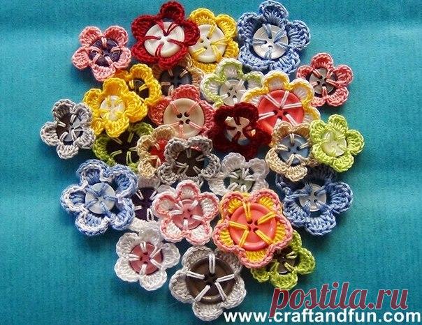 Вязанные цветы пуговки
