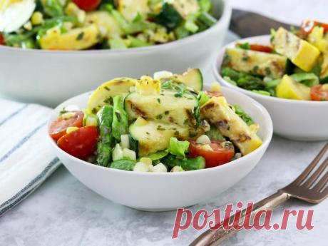 Салат из овощей на гриле Я слышал, что на гриле все вкуснее. Это включает салат? Да, это так! Овощи в этом летнем салате жарятся на гриле, а затем заправляются сливочной средиземноморской заправкой