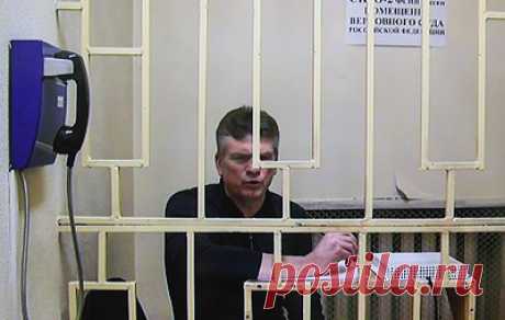 Главный кадровик Минобороны Кузнецов сотрудничает со следствием по делу о взятке. В материалах уголовного дела, в частности, есть сведения о том, что генерал-лейтенант дал показания на второго обвиняемого, предпринимателя Леву Мартиросяна