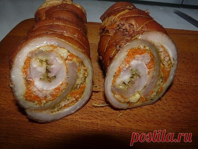 Отличный рецепт сала в рулете

Продукты:

сало не толстое, толщиной до 2 см,
перец черный молотый,
паприка молотая, 
чеснок, 
морковь одна средняя, 
фарш 250 -300 грамм. 
Луковая шелуха,
соль, 
шелковая нить или шнур.

Сало помыть промокнуть салфеткой, положить на стол, посыпать 
перцем, раздавить несколько чесночин, положить слой тертой свежей
моркови, положить слой фарша, скатать в тугой рулет и связать нитью, в 
кастрюлю налить воды, положить луковой шелухи жменю или чу...