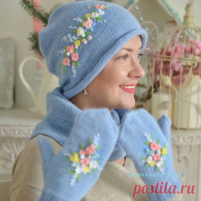 Вот такой интересный комплект улетел сегодня к своей хозяйке. Меринос с ангорой в составе пряжи и пудровые жемчужины Сваровски отличное сочетание. 
Мне очень нравится этот небесный оттенок пряжи, один из моих любимых цветов . 
#вязаниеназаказ #вязание #шапка #варежки #спицы #спицами