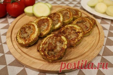 Фаршированные кабачковые колечки
Ингредиенты:Кабачок — 1 шт.Свинина — 250 гЯйца — 2 шт.Чеснок — 2 шт.Укроп — по вкусуХмели-сунели — по вкусуПерец черный (молотый) — по вкусуСоль — по вкусуПриготовление:1. Вымыть свинину и нарезат…