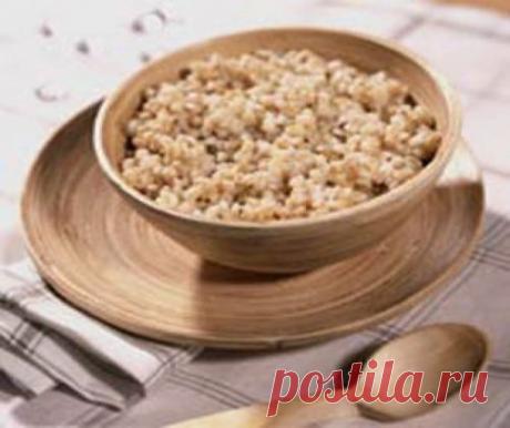 Для приготовления блюда Тихвинская каша необходимы следующие ингредиенты: полстакана гороха, стакан гречки, 2 луковицы, полтора литра воды, растительное масло, соль на пробу.