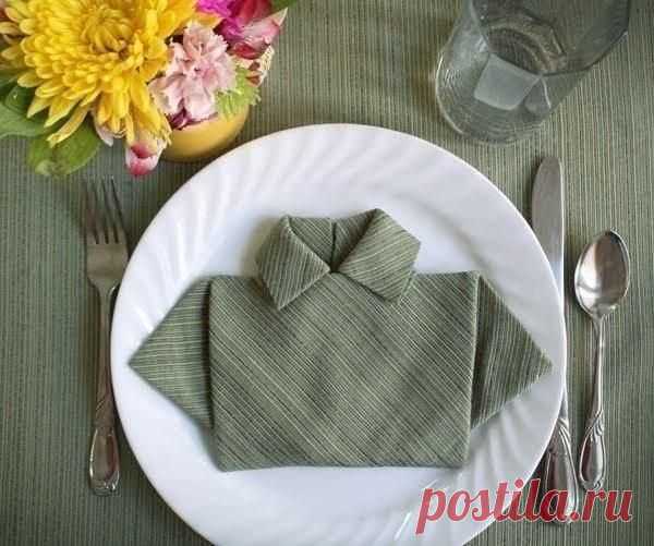 Складываем салфетку в виде рубашки. Удивляем гостей! |