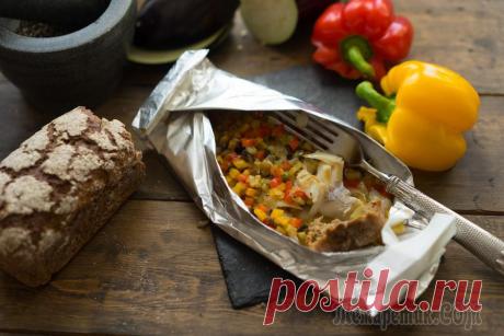 Белая рыба, запечённая с овощами в особых конвертах
