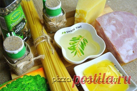 Классическая паста Карбонара

Паста Карбонара – это вкуснейшее итальянское блюдо, представляющее собой макароны из твердых сортов пшеницы с тонкими ломтиками бекона (грудинки или ветчины) под соусом из яиц и выдержанного сыра из овечьего молока.