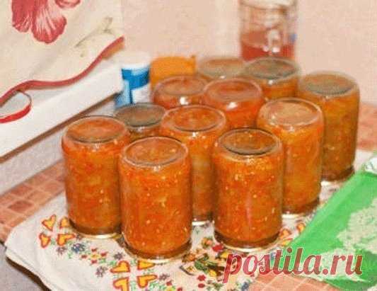 «Язычки из кабачков»
кабачки – 2,2-2,3 кг
помидоры – 1 кг
болгарский перец – 4 шт.
чеснок – 2 головки
острый перец – 1 стручок
масло подсолнечное – 1 ст.
сахар – 1 ст.
уксус – 2 ч. л.
соль – 2 ст. л.
Как приготовить заготовку на зиму «Язычки из кабачков»:
1. Кабачки вымыть и обсушить. С помощью острого ножа или специальной овощечистки аккуратно снять кожуру (тонким слоем). Для данного рецепта вес кабачков в очищенном виде должен составлять около 2 кг. Нарезать овощи на про...