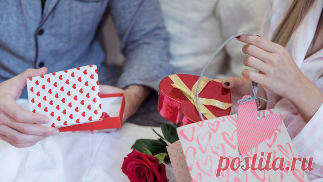 Российские женщины рассказали о самых желанных подарках ко Дню матери. На День матери россияне чаще всего покупают своим мамам цветы, кондитерские изделия и парфюмерию. При этом в топ самых желанных подарков входят цветы и подарочные сертификаты, а также деньги, парфюмерия, кондитерские изделия, украшения и ...