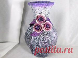 Ваза своими руками из упаковки Tetra Pak: видео мастер-класс Сделали вазу своими руками из тетрапакетов. Это замечательная поделка из бросового материала, которую сможет сделать даже новичок. В такую вазу не налить воды, но если в нее поставить бутылку, то можно наливать и воду. Для изготовления вазы вам понадобятся:• 2 пакета от сока, по 2 литра;• малярный скотч;• папье-маше;• акриловые краски;• картонный лоток для яиц;• акриловый лак.