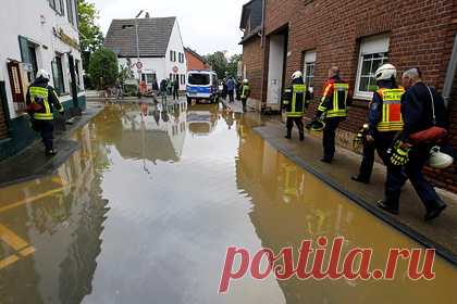 Число погибших при наводнении в Германии резко выросло. Число погибших в результате разрушительного наводнения в Германии резко выросло и достигло 133 человек. Об этом в субботу, 17 июля, сообщает газета Bild. По данным издания, как минимум 90 человек погибли в федеральной земле Рейнланд-Пфальц, еще не менее 43 человек — в Северном Рейне- Вестфалии.