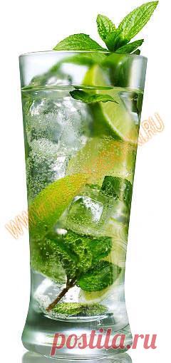 Коктейль мохито безалкогольный рецепт в домашних условиях Продукты по рецепту безалкогольного коктейля мохито в домашних условиях: Sprite или Schweppes, или содовая (что больше нравится) – 200мл Тростниковый коричневый сахар – 2-3 ч.л. Лайм – 1шт Пучок свежей мяты – 1шт Лед. Рецепт приготовления безалкогольного коктейля мохито в домашних условиях: Лайм разрезаем пополам (для одной порции напитка, нам потребуется одна половинка), и каждую часть разрезаем еще на 4 частички. Берем высокий стекля...