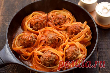 Гнезда тальятелле с мясным фаршем Приготовьте вкусное и сытное блюдо - гнезда тальятелли с мясным фаршем. Для этого вам понадобится сковорода, макароны тельятелле, лук, морковь и совсем немного специй. Уверены, вы останетесь довольны...