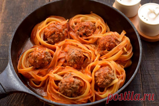 Гнезда тальятелле с мясным фаршем Приготовьте вкусное и сытное блюдо - гнезда тальятелли с мясным фаршем. Для этого вам понадобится сковорода, макароны тельятелле, лук, морковь и совсем немного специй. Уверены, вы останетесь довольны...