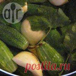 Малосольные огурцы с яблоками