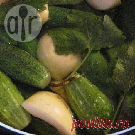 Малосольные огурцы с яблоками