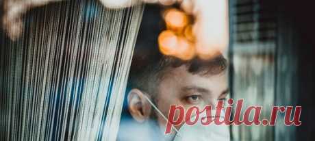 Мы все хотим быть здоровыми и стараемся не заболеть. Но у некоторых озабоченность своим здоровьем превращается в болезнь: они страдают от ипохондрии. Навязчивая забота о своем здоровье, страх заболеть, который не проходит, несмотря на отсутствие симптомов и успокаивающие слова врачей… Сейчас, в разгар пандемии, таким людям приходится особенно нелегко. Как они могут помочь сами себе и что делать их близким? #коронавирус #ипохондрия #ипохондрик