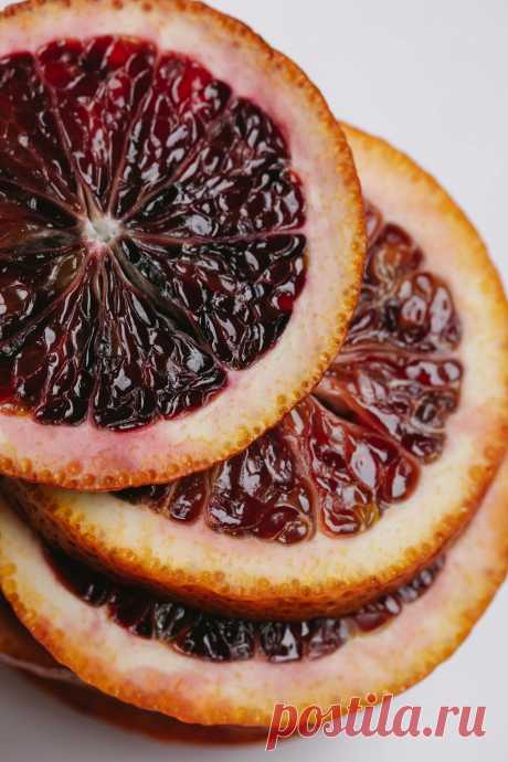 Beunruhigende Zustände nach einer IVF
Frauen können sich nach der Embryoimplantation über Blutungen Sorgen machen. Dies ist bei einer IVF keine Seltenheit. Meistens handelt es sich dabei um Einnistungsblutungen: leichte, fleckige, rosa oder braune Blutungen. Sie treten am 6. bis 12. Tag nach dem Transfer auf und dauern nicht lange an. Dies gilt als normaler Zustand zu Beginn einer Schwangerschaft.
Jeder blutige Ausfluss ist ein Grund, einen Reproduktionsmediziner aufzusuchen.