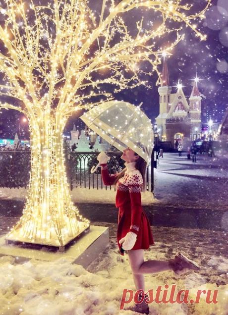 Вечер... праздничные новогодние огни зажглись в столице, самое время посетить Средневековый городок, украшенный в рождественском стиле.

#фото@mosc1