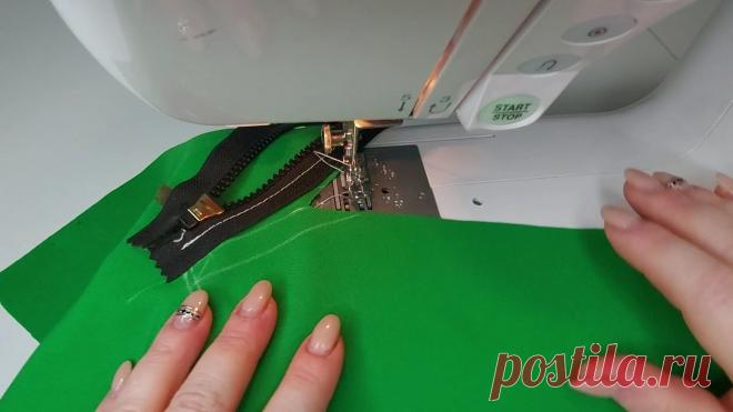 Совместила V-горловину, молнию и кружево (причем молния переходит в планку). Интересное решение... Ширина планки спереди зависит от ширины молнии. Я сделала 2 см, это стандартное значение для большинства молний, но оно может быть и меньше