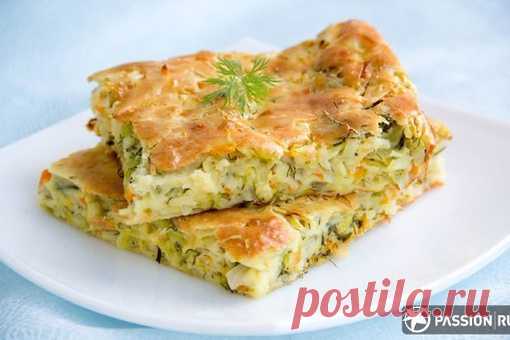 Диетичeская шaрлотка с капустой и морковью.

Итого на 100 грамм - 94.99 ккал: Белки- 4.55Жиры - 0.67Углеводы - 17.12 

Ингредиенты:
Тесто:
Кефир обезжиренный 450 мл
Мука цельнозерновая или овсяная 320 г
Сода 1 ч. л.

Начинка:
Капуста 400 г
Морковь 1-2 шт.
Специи, зелень по вкусу

Приготовление:
1. Для начинки мелко нашинкуйте капусту, потрите морковь.
2. Морковь обжарить со специям. Добавьте капусту и тушите до готовности. Посолить.
3. Соду погасите кефиром и оставьте на 1...