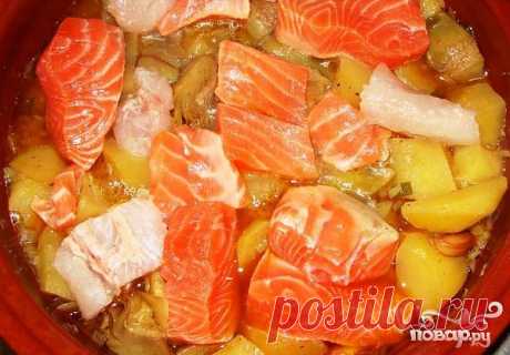 Рецепт приготовления рыбного жаркого с соевым соусом, куриным бульоном, сельдереем и болгарским перцем.