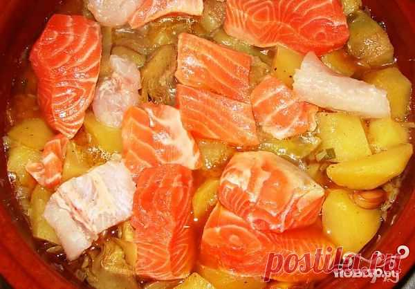 Рецепт приготовления рыбного жаркого с соевым соусом, куриным бульоном, сельдереем и болгарским перцем.