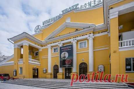 В Новосибирске представят мюзикл по мотивам романа Александра Беляева. Летом 2023 года Новосибирский музыкальный театр впервые в мире представит мюзикл по мотивам романа русского и советского писателя-фантаста Александра Беляева «Человек, нашедший свое лицо». Пьеса написана специально для театра драматургом, автором либретто и стихов, поэтом Алиной Байбановой.