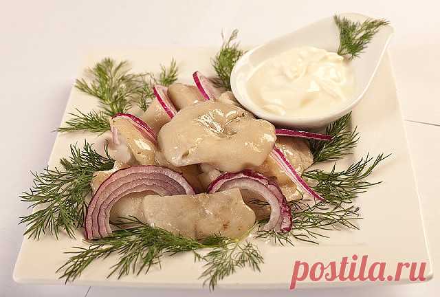 8 ВКУСНЫХ РЕЦЕПТОВ ЗАСОЛКИ ГРУЗДЕЙ!

1. Грузди, соленые на зиму. простой рецепт без добавления специй.

Для того чтобы приготовить грузди по этому старому и простому рецепту, нужно взять:
Соль крупная - 250 грамм;
Грузди - 5 килограмм вымоченных грибов;

Собранные вами грузди нужно сначала хорошо почистить, убрать все места, которые вам 
кажутся подозрительными. 
Червивые участки нужно срезать, а также не оставлять те места, в которые есть проколы от хвои. 
После нужно отр...
