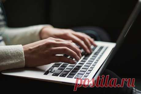 Оценена точность ChatGPT в обнаружении фейков. Американские ученые создали инструмент, который отличает статьи, написанные реальными учеными и искусственным интеллектом (ИИ). В ходе эксперимента инженеры организации создали инструмент на основе ИИ, который обнаруживает фейковые научные материалы. Точность сервиса оценили в 99 процентов.