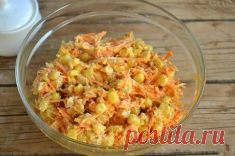 Салат с корейской морковкой и копченой курицей.