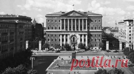 «В полной сохранности»: историк — об опыте и технологиях передвижения памятников архитектуры Москвы. 16 сентября 1939 года в центре Москвы прошло рекордно быстрое перемещение исторического дома — на улице Горького советские специалисты почти на 14 метров передвинули здание Моссовета. Трудоёмкая и сложная в инженерном отношении операция проходила без выселения людей и заняла всего 41 минуту. Спустя полтора месяца похожим образом новое «место жительства» получило Саввинское подворье, выполненное…