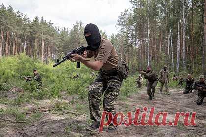 Украинские войска продолжили укреплять Киев. Сухопутные войска Украины сообщили, что продолжают укреплять Киев и возводить вокруг города фортификационные сооружения. В настоящее ведется оборудование огневых позиций и укрытий для личного состава. Также устанавливаются взрывные и невзрывные инженерные заграждения перед позициями войск.