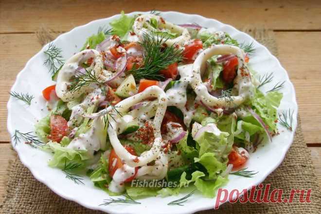 Салат с кальмарами, помидорами и огурцами - рецепт с фото