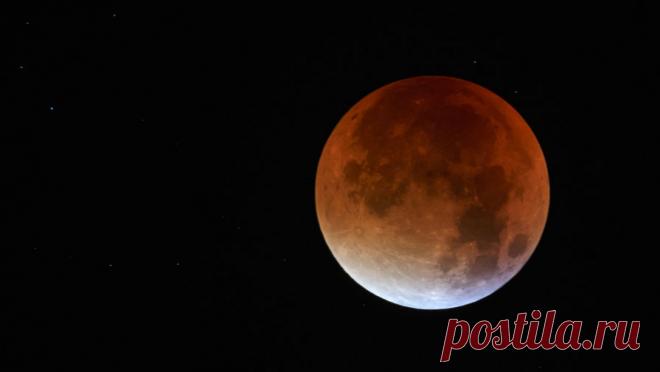 31 января одновременно состоятся суперлуние, полное лунное затмение и «голубая луна» — второе полнолуние за месяц. Кто сможет увидеть необычное явление, почему NASA пришлось из-за этого отключить искусственный спутник Луны и кому следует в это время быть внимательнее, рассказывает «Газета.Ru».