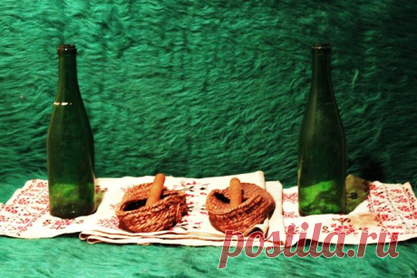 Лапти со свечками. Бутылки - подсвечники.
На рушнике.
Обряд на здоровье. 19 век.