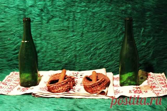 Лапти со свечками. Бутылки - подсвечники.
На рушнике.
Обряд на здоровье. 19 век.
