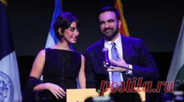 «Я мусульманин, я демократический социалист»: что известно о Зохране Мамдани, уроженце Уганды и новом мэре Нью-Йорка. 1 января 2026 года Зохран Мамдани официально вступит в должность мэра Нью-Йорка. Он намерен изменить курс городского управления: «от власти богатой элиты — к работающим людям». Мамдани стал самым молодым мэром города в нынешнем тысячелетии и первым мусульманином на этом посту. Но инициативы нового мэра и его личность в целом очень не нравятся президенту США Дональду Трампу. Он…