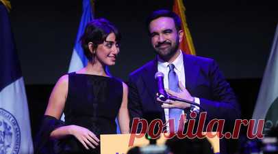 «Я мусульманин, я демократический социалист»: что известно о Зохране Мамдани, уроженце Уганды и новом мэре Нью-Йорка. 1 января 2026 года Зохран Мамдани официально вступит в должность мэра Нью-Йорка. Он намерен изменить курс городского управления: «от власти богатой элиты — к работающим людям». Мамдани стал самым молодым мэром города в нынешнем тысячелетии и первым мусульманином на этом посту. Но инициативы нового мэра и его личность в целом очень не нравятся президенту США Дональду Трампу. Он…