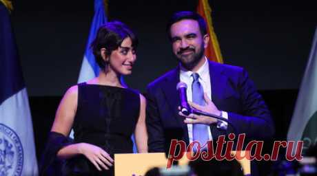 «Я мусульманин, я демократический социалист»: что известно о Зохране Мамдани, уроженце Уганды и новом мэре Нью-Йорка. 1 января 2026 года Зохран Мамдани официально вступит в должность мэра Нью-Йорка. Он намерен изменить курс городского управления: «от власти богатой элиты — к работающим людям». Мамдани стал самым молодым мэром города в нынешнем тысячелетии и первым мусульманином на этом посту. Но инициативы нового мэра и его личность в целом очень не нравятся президенту США Дональду Трампу. Он…